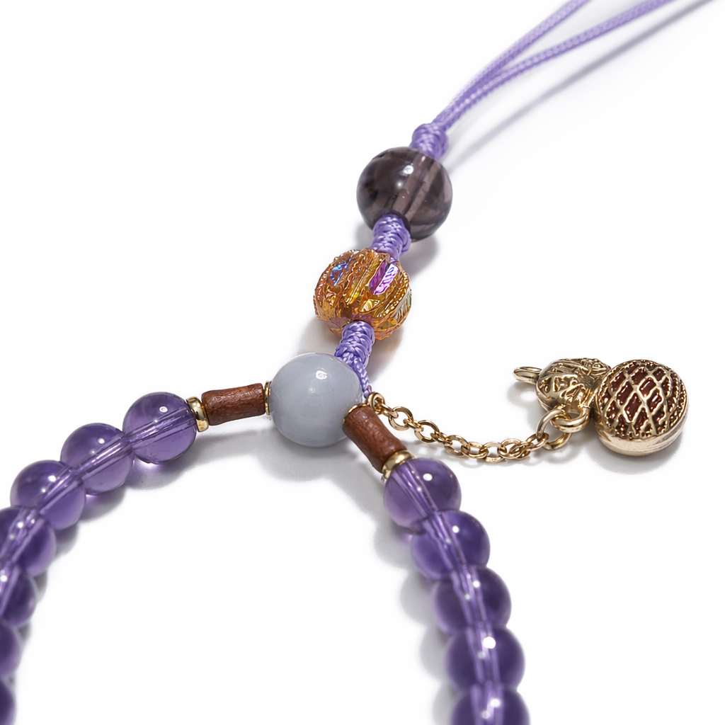 The purple beaded phone lanyard is fashionable, simple, anti-slip, durable and adjustable Application Scenario