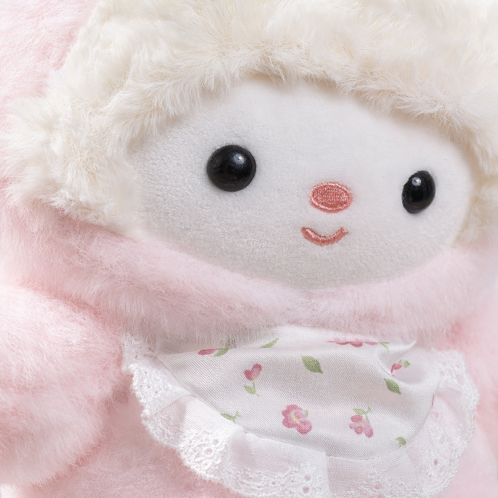 White plush dolls, cute throw pillows, plush toys, home decoration items Application Scenario