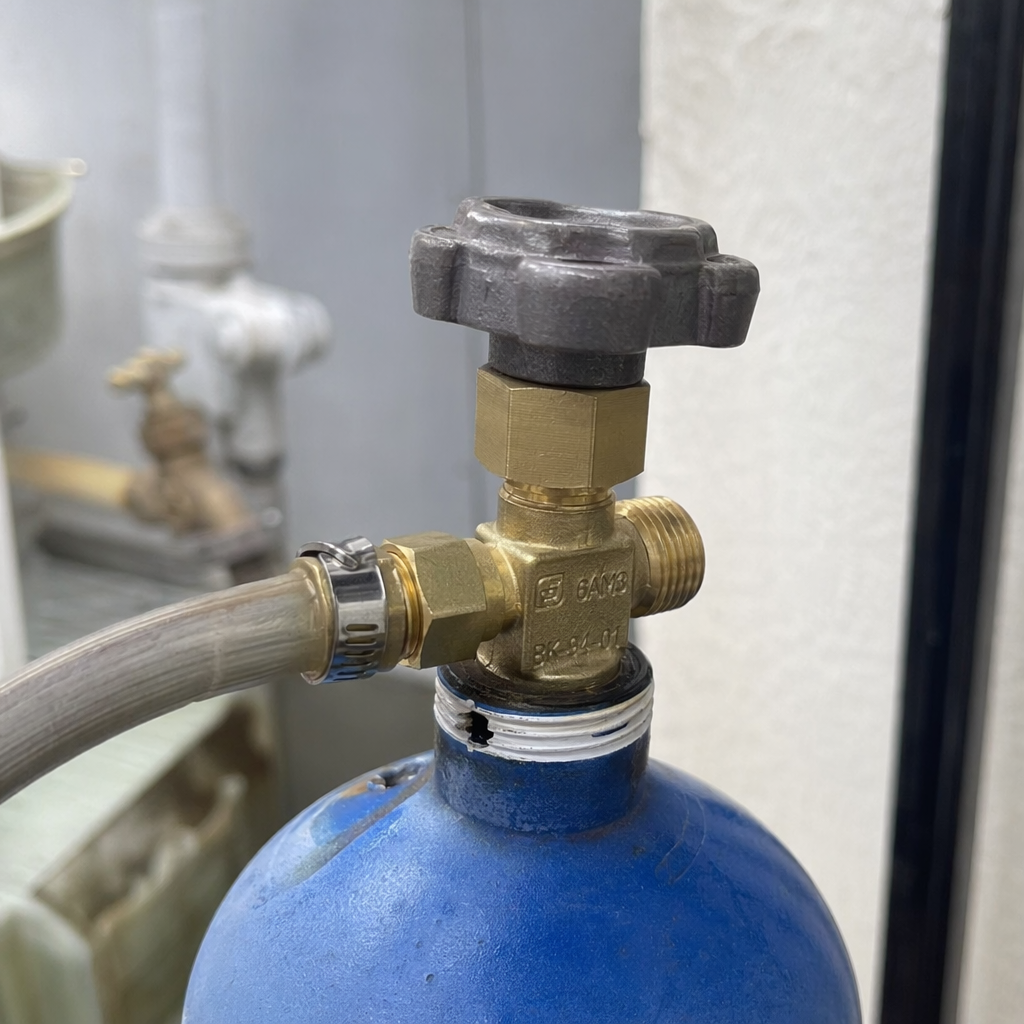 A golden valve with a grey handwheel, industrial-grade pressure-resistant cast iron manual stop valve details Picture
