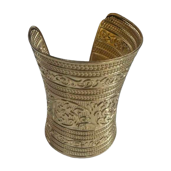 The golden carved bracelet is a versatile accessory for women with a retro and light luxury style Item Picture