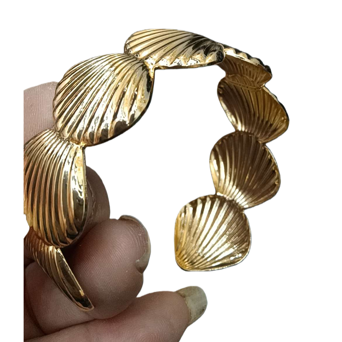 The golden shell-shaped bracelet is a fashionable and light luxury wrist accessory for ladies Item Picture