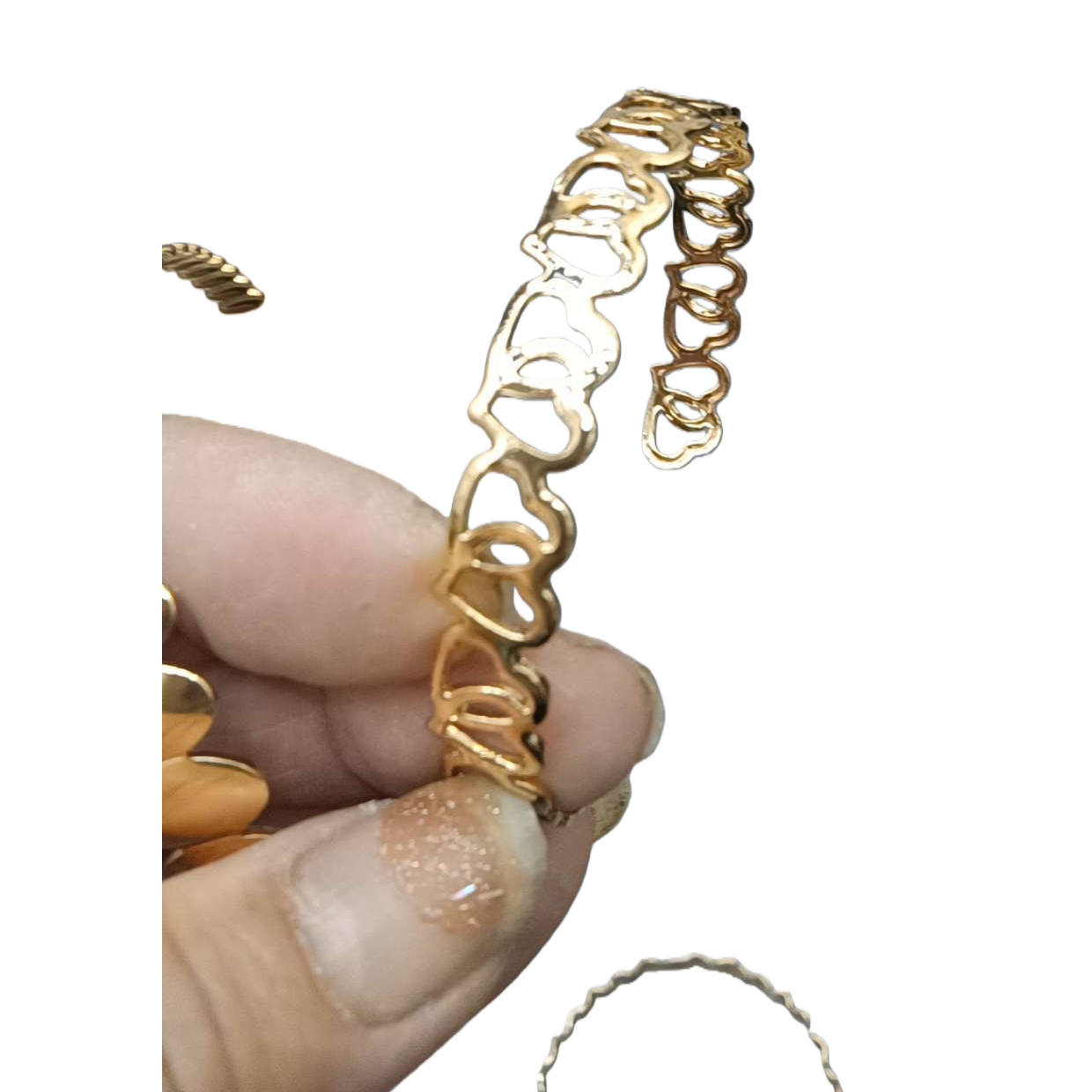 The golden heart-shaped hollowed-out bracelet is a fashionable, simple and versatile wrist accessory for women Item Picture