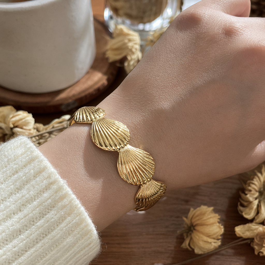 The golden shell-shaped bracelet is a fashionable and light luxury wrist accessory for ladies details Picture