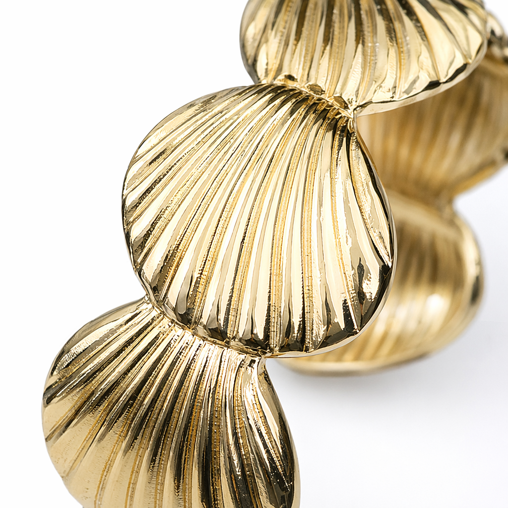 The golden shell-shaped bracelet is a fashionable and light luxury wrist accessory for ladies Application Scenario