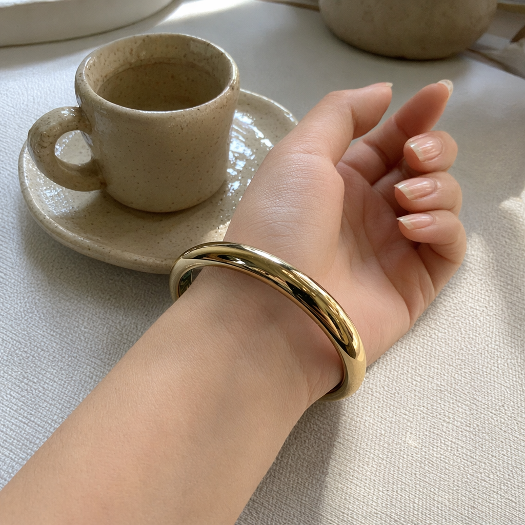 A golden retro-style bracelet is a simple and versatile fashionable accessory for women details Picture