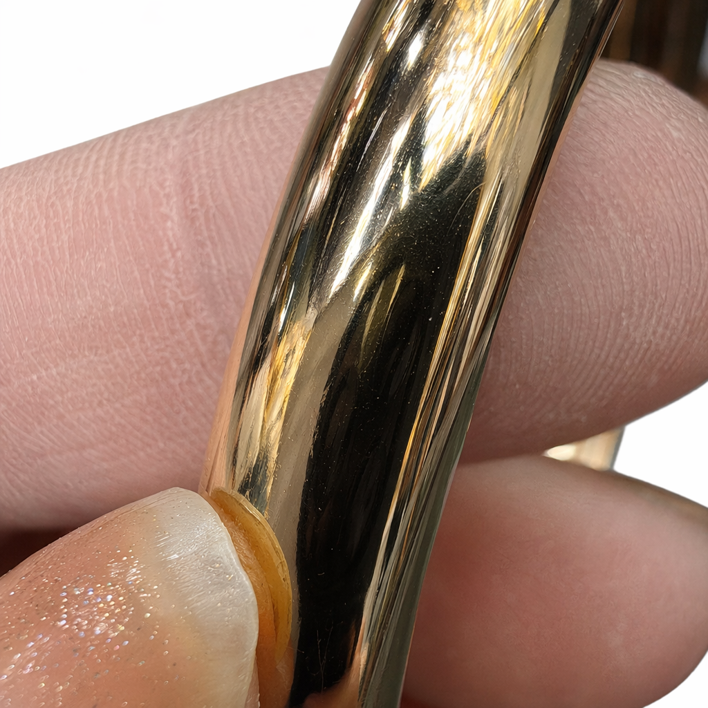 A golden retro-style bracelet is a simple and versatile fashionable accessory for women Application Scenario