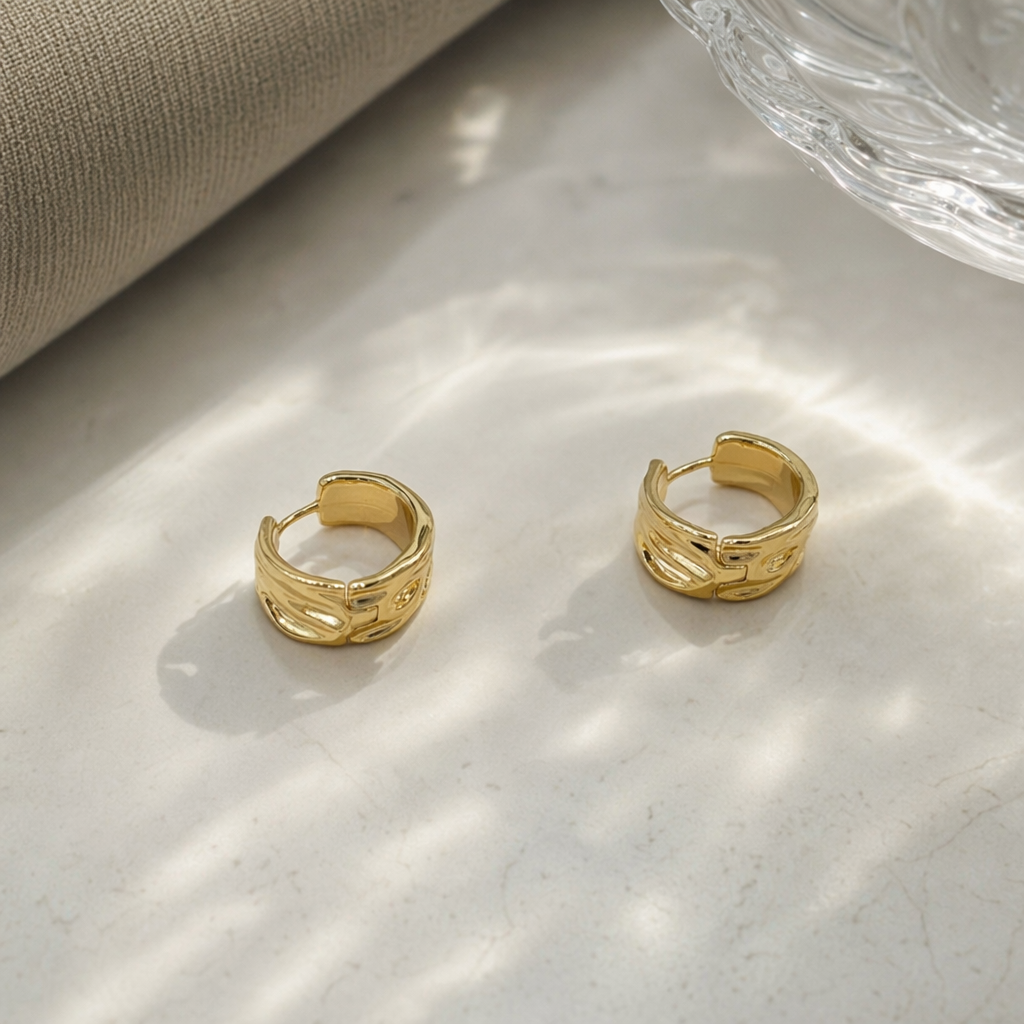 Korean-style cold and simple small ear buckles, light luxury and versatile, elegant ladies' ear studs, brass eco-friendly color-preserving electroplating details Picture