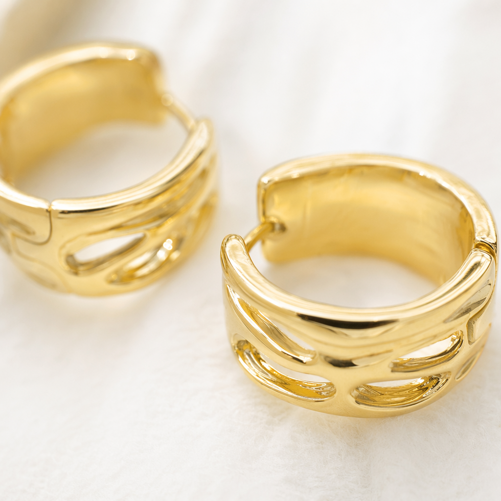 Korean-style cold and simple small ear buckles, light luxury and versatile, elegant ladies' ear studs, brass eco-friendly color-preserving electroplating Application Scenario