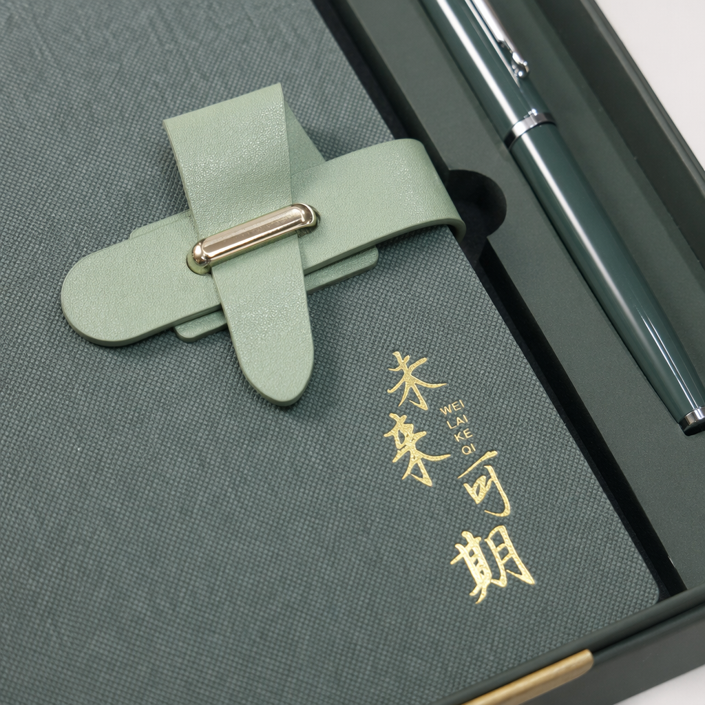 The green notebook set includes a pen of the same color as the green leather buckle notebook Application Scenario
