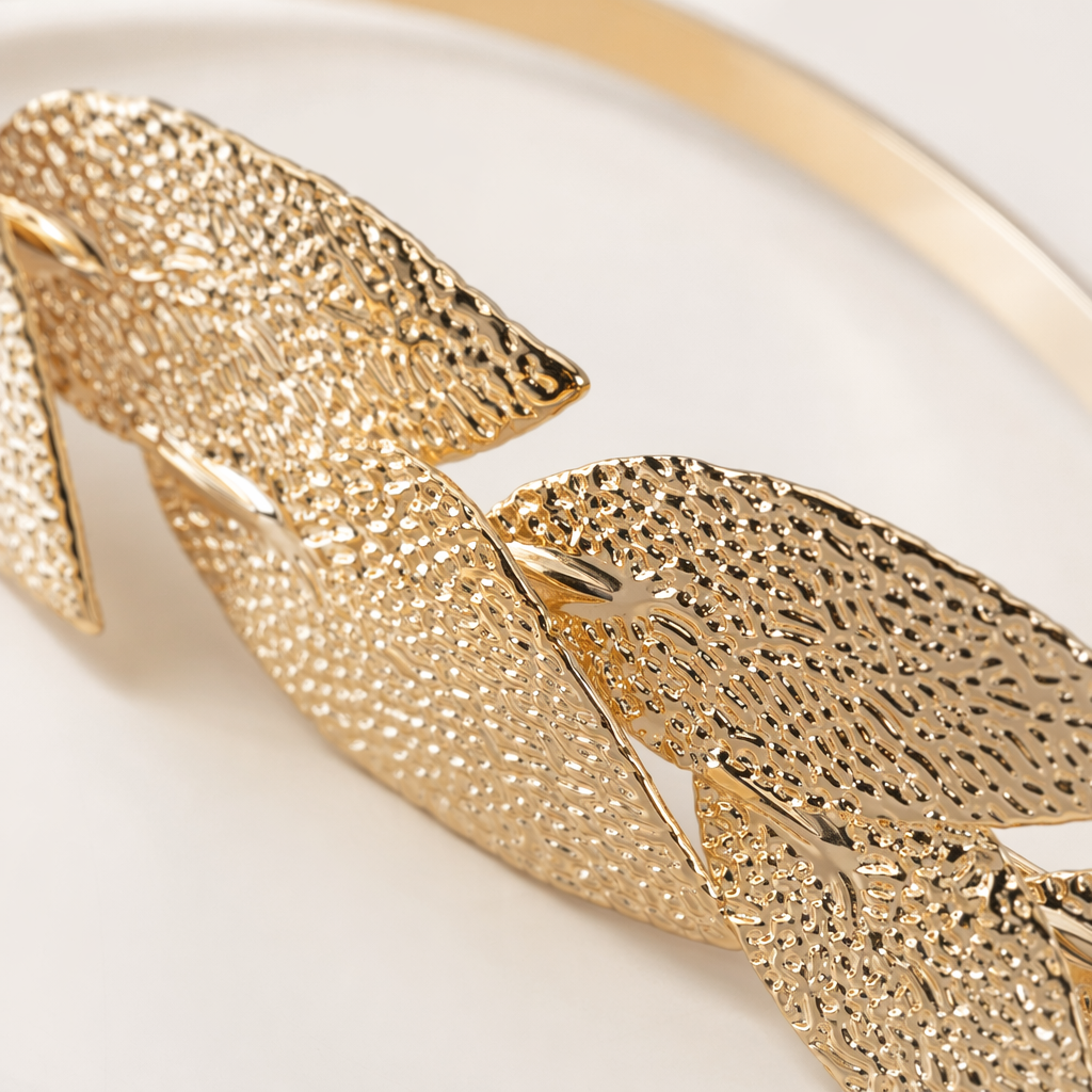 Golden leaf-shaped headwear with artificial plant decoration is a festive party bride's accessory Application Scenario