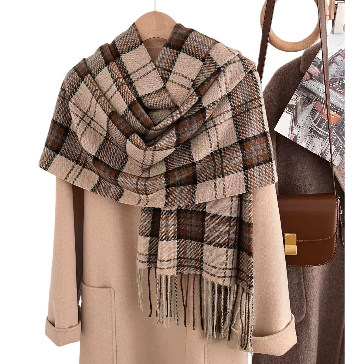 A checked scarf paired with a beige coat is a warm and fashionable accessory for autumn and winter Item Picture