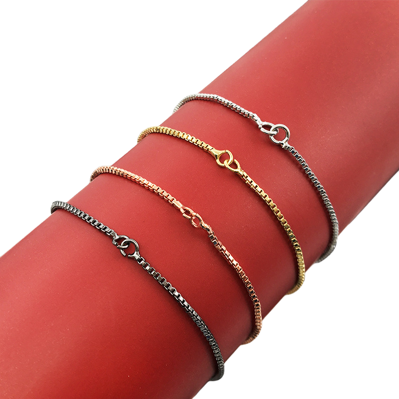 A red cylindrical four-chain metal bracelet Item Picture
