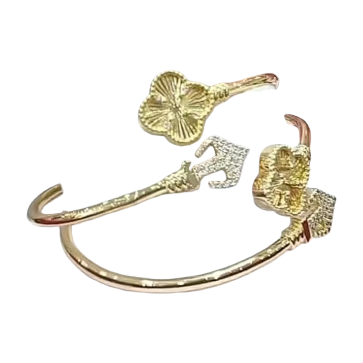 A golden four-leaf clover-decorated bracelet, packaged in a red jewelry box, is a fashionable and light luxury accessory for women Item Picture