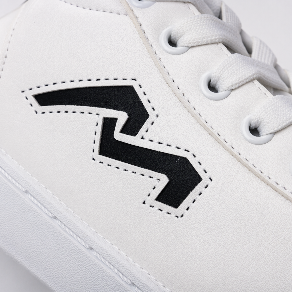 White sports shoes, breathable and lightweight, men's and women's casual running shoes Application Scenario