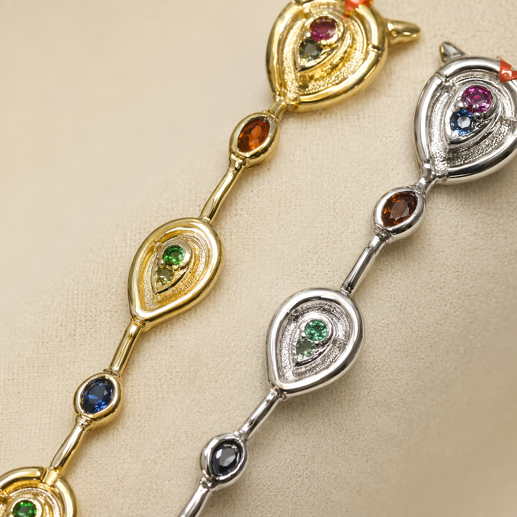 Gold and silver heart-shaped pendant necklace, a simple, fashionable and versatile chain accessory for women Application Scenario