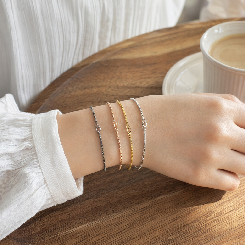 A red cylindrical four-chain metal bracelet details Picture