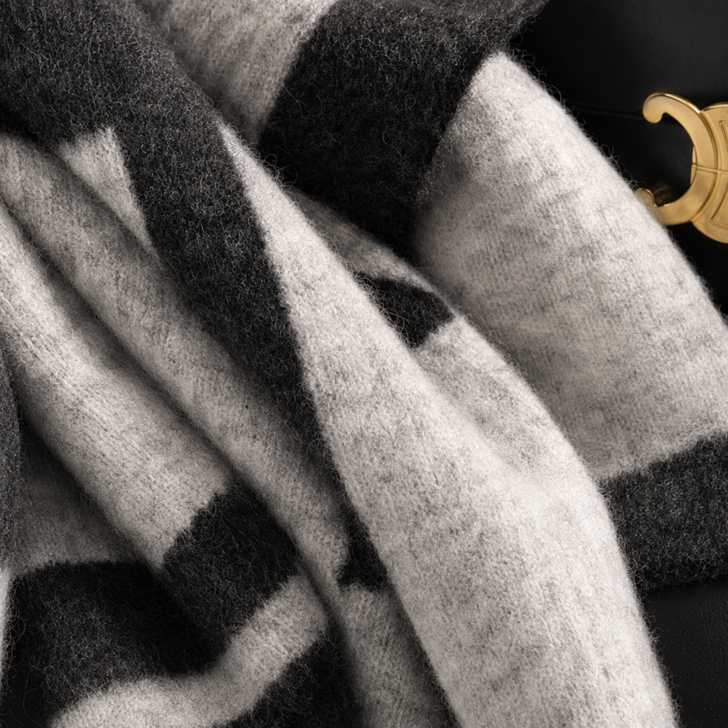 Grey and black checkered scarf for women, warm in autumn and winter, long pure cotton knitted, fashionable and versatile Application Scenario
