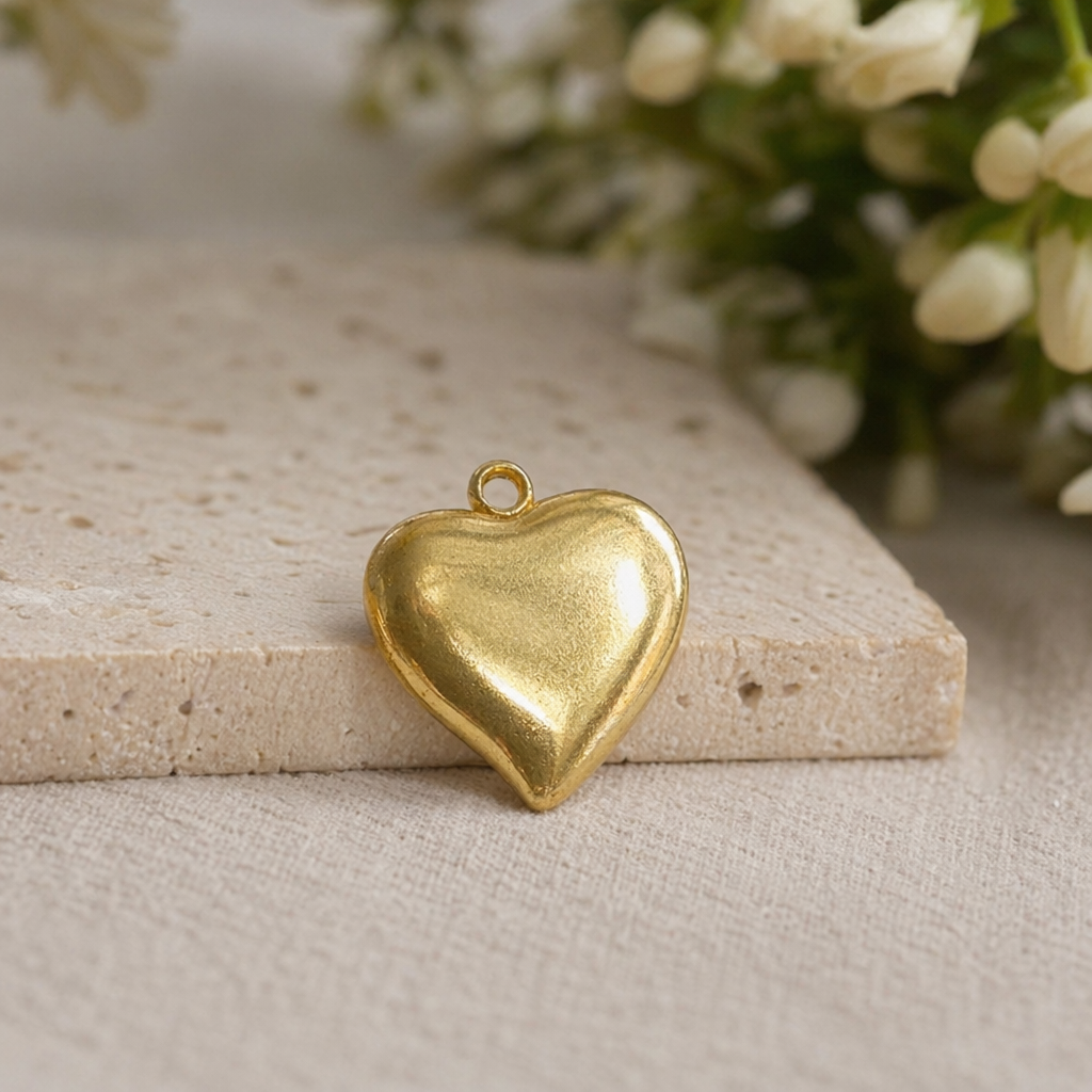 Golden heart-shaped pendant sterling silver necklace, a simple, fashionable and versatile couple's style details Picture