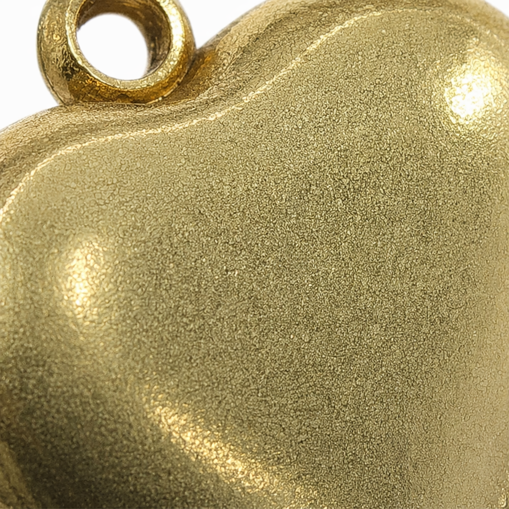 Golden heart-shaped pendant sterling silver necklace, a simple, fashionable and versatile couple's style Application Scenario