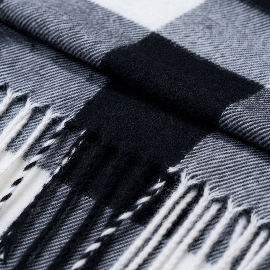 This black and white checkered scarf is made of pure cotton for warmth and is suitable for both men and women in autumn and winter. It is fashionable and versatile Application Scenario