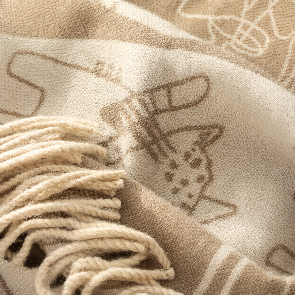 The beige cat-patterned pure cotton scarf is warm in autumn and winter, fashionable and versatile for women Application Scenario