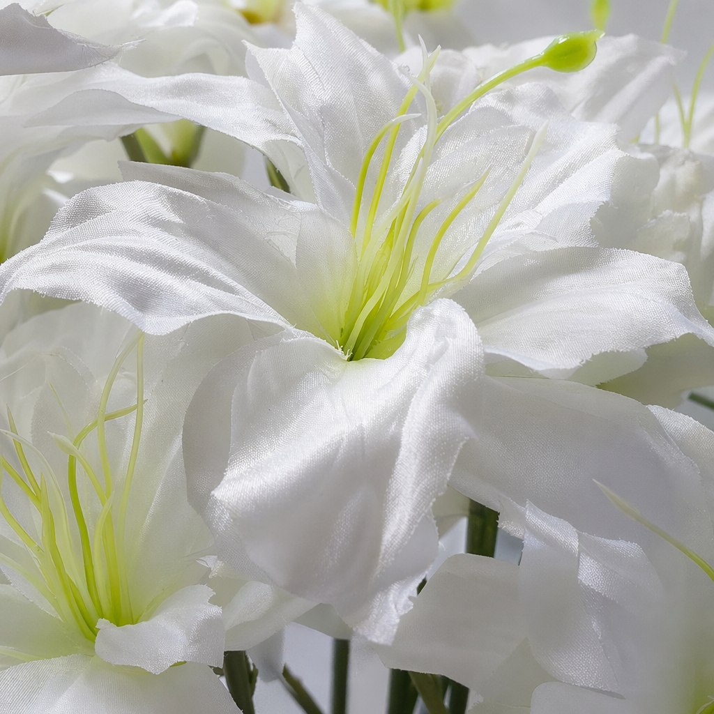 White artificial flower bouquets are decorative floral arrangements for living rooms and bedrooms, requiring no maintenance and remaining fresh for a long time Application Scenario