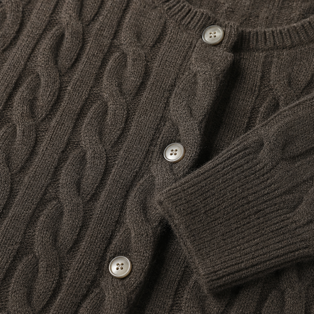 A brown knitted cardigan for women in spring and autumn, paired with a thin, casual and loose top Application Scenario