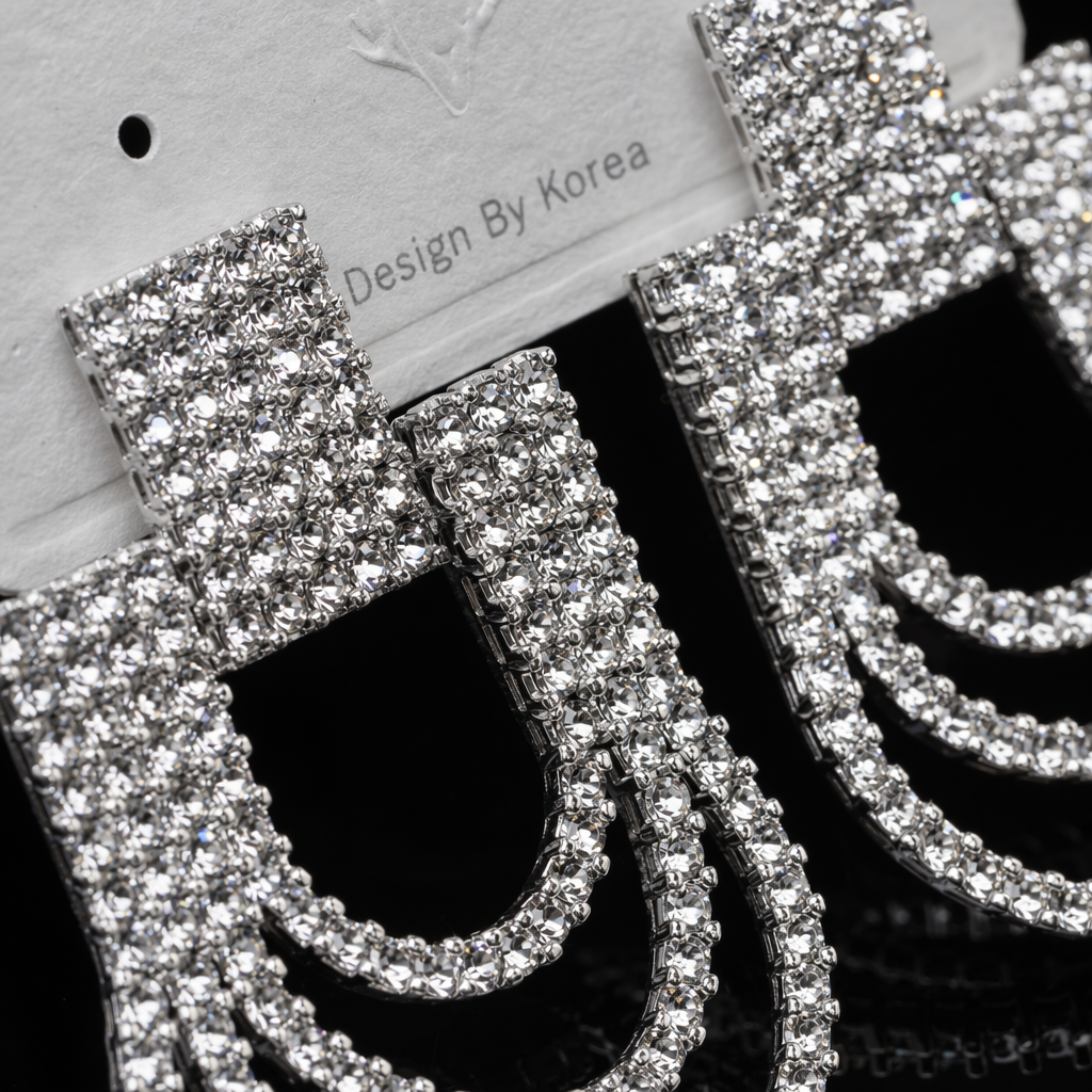 Silver diamond-encrusted earrings, fashionable and light luxury women's earrings and accessories, vintage earrings and accessories Application Scenario