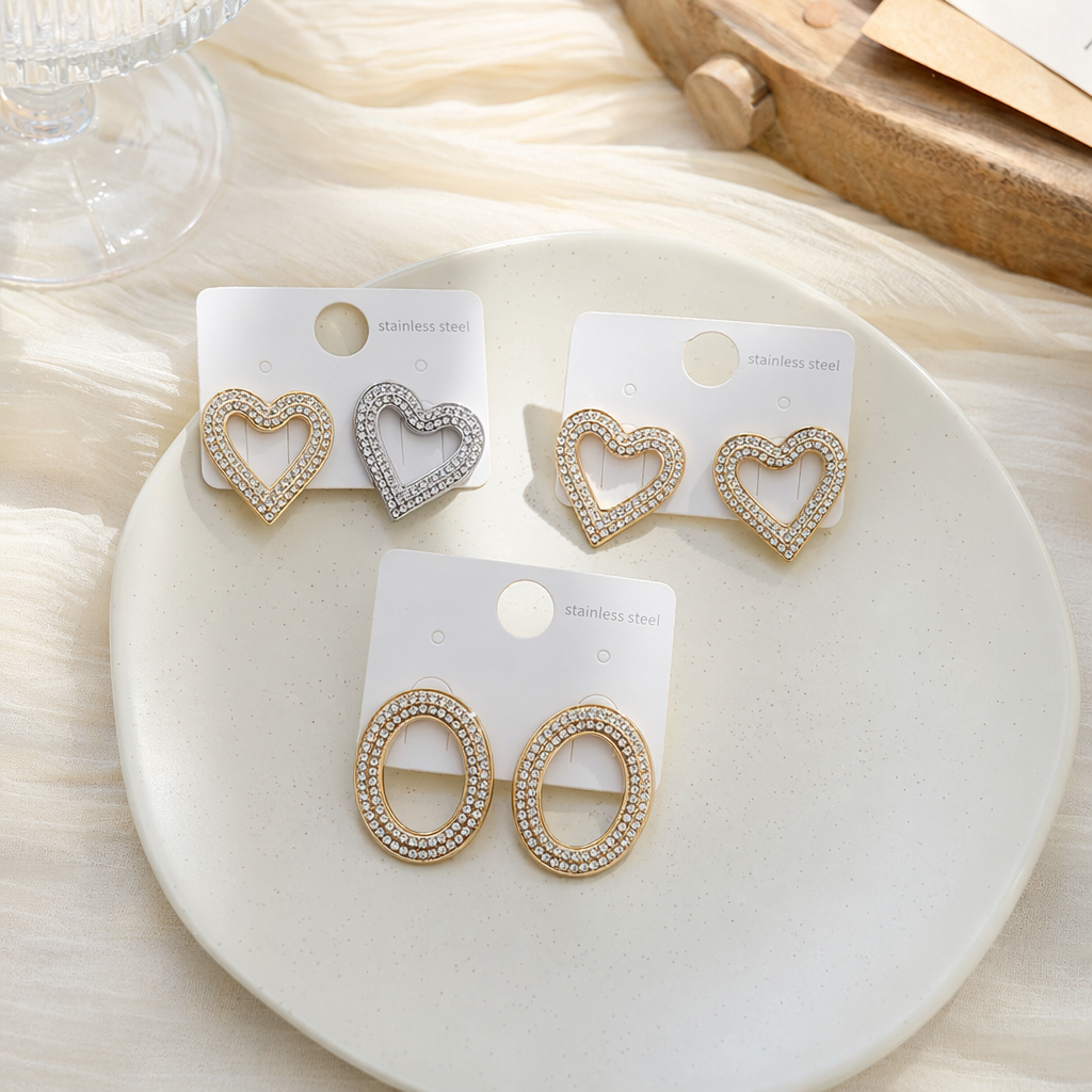 Golden heart-shaped oval diamond earrings details Picture