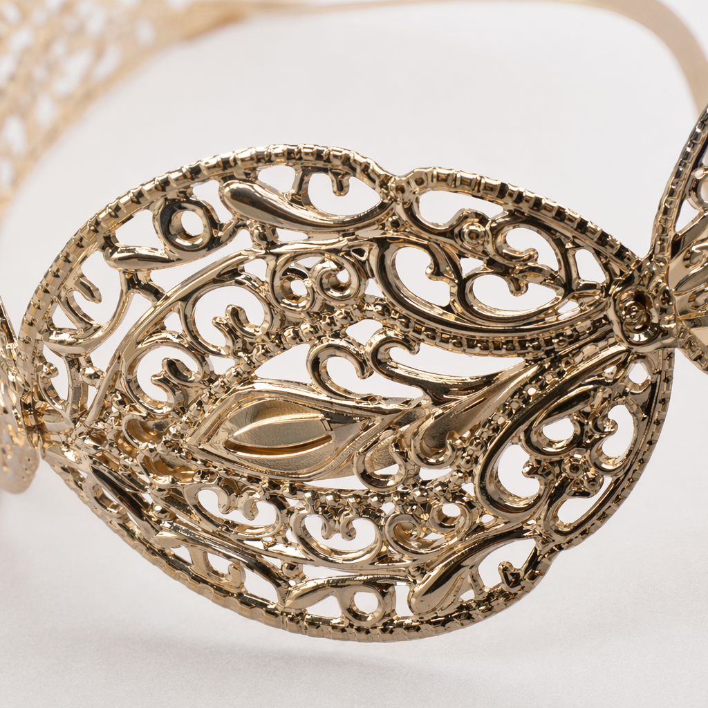 The golden hollowed-out decorative headband is a fashionable and versatile hair accessory that is a must-have for women's daily outfits Application Scenario