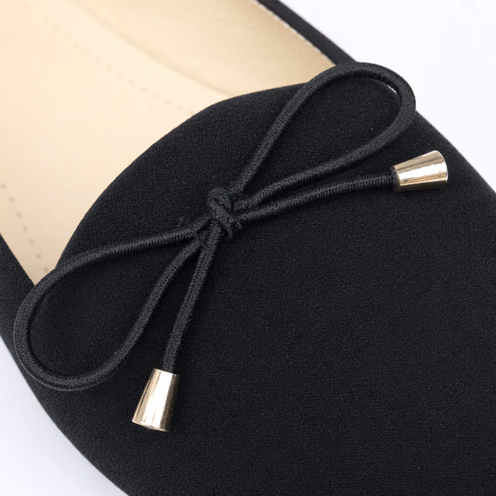 The upper of the black pointed-toe flat shoes is decorated with a black bow and a golden metal cap Application Scenario