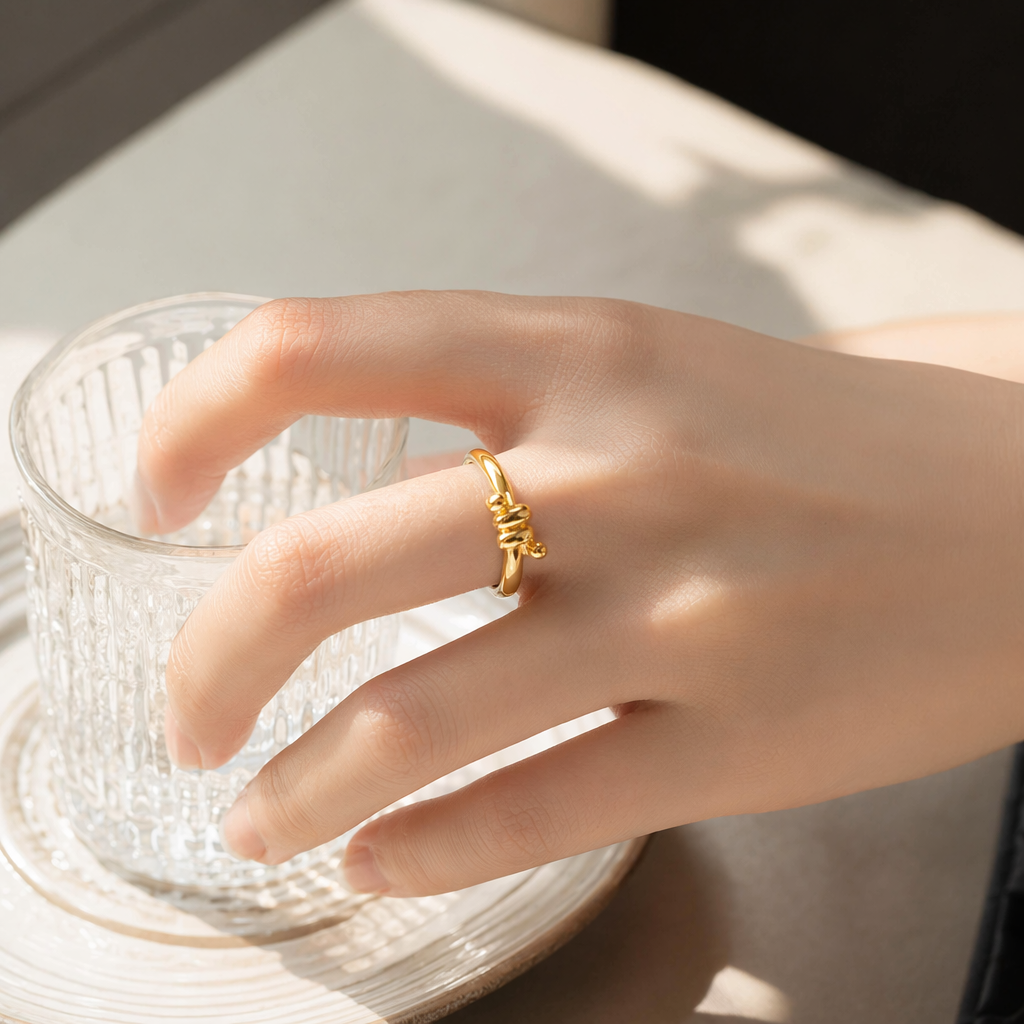 The golden bracelet is a simple, fashionable, versatile and light luxury jewelry for women details Picture
