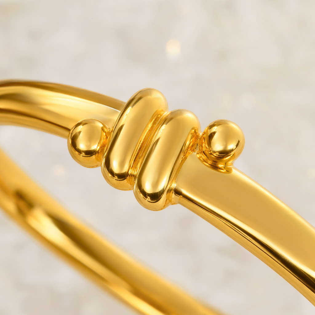 The golden bracelet is a simple, fashionable, versatile and light luxury jewelry for women Application Scenario