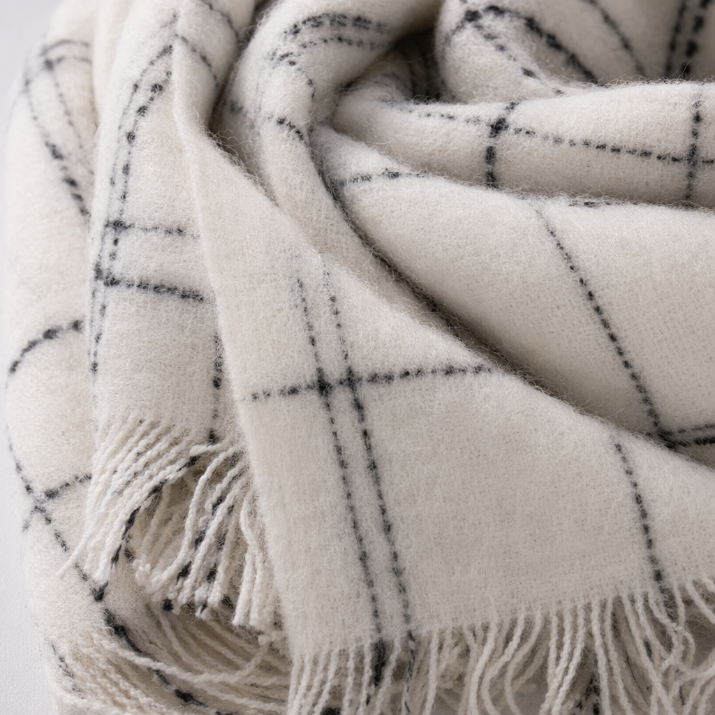 Beige checkered tassel scarf for warm autumn and winter, pure cotton knitted, fashionable and versatile for women Application Scenario