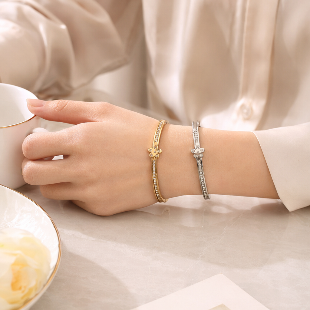 Silver and gold flower diamond-encrusted bracelet, a fashionable and light luxury ladies' jewelry details Picture