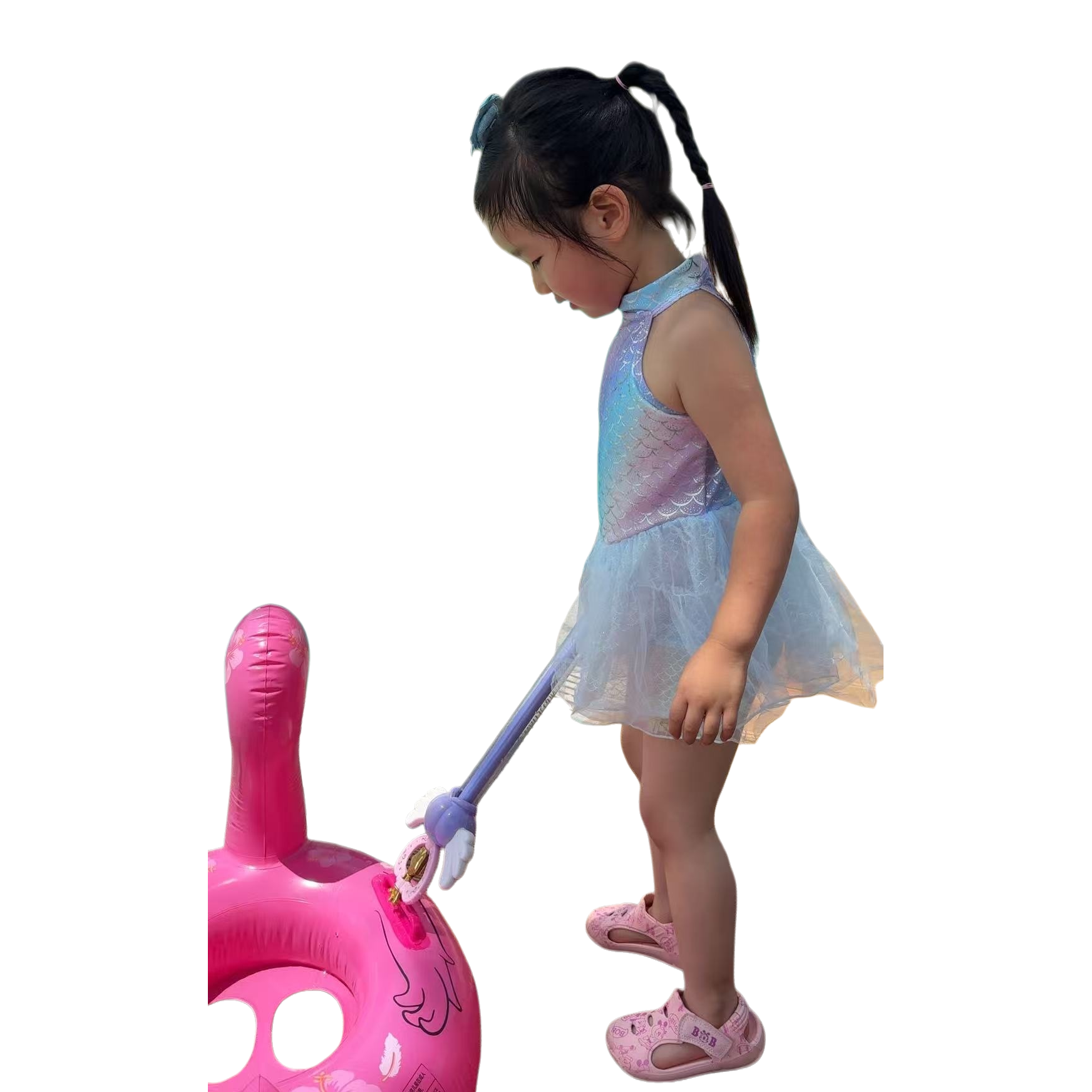 A little girl in a gradient fish-scale swimsuit holds a purple toy stick with a pink swan ring by the swimming pool Item Picture