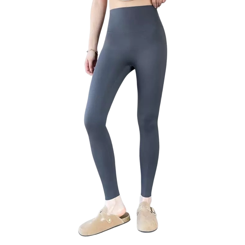 ذات السراويل الضيقة الرمادية الطويلة، نحيلة مع حذاء البيج باكن حول ساقيها Item Picture