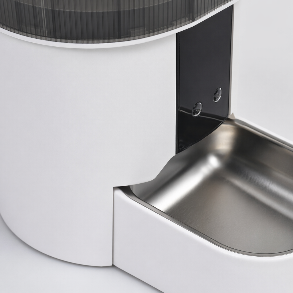 The white smart feeder, an automatic pet timed and quantified feeding machine, can be controlled by a mobile phone APP Application Scenario