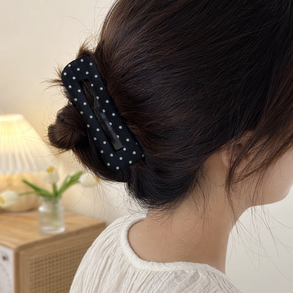 The black polka dot hairpin is a simple and versatile Korean-style women's headwear that exudes a fresh and elegant charm details Picture