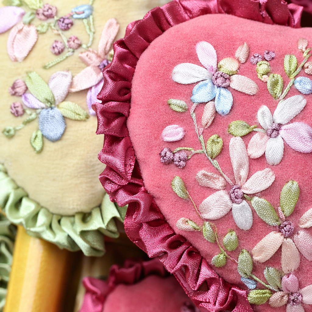 Pink and beige pure handcrafted ribbon embroidered heart-shaped hanging decorations, home decoration, wall decorations, bedroom headboard soft furnishings, curtains, beloved cars Application Scenario