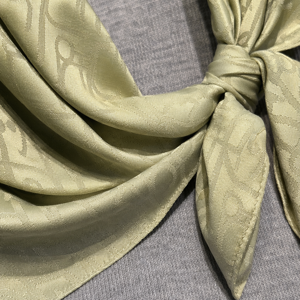 A light green printed silk scarf is skin-friendly and breathable, paired with a grey knitted sweater for spring and autumn outfits Application Scenario