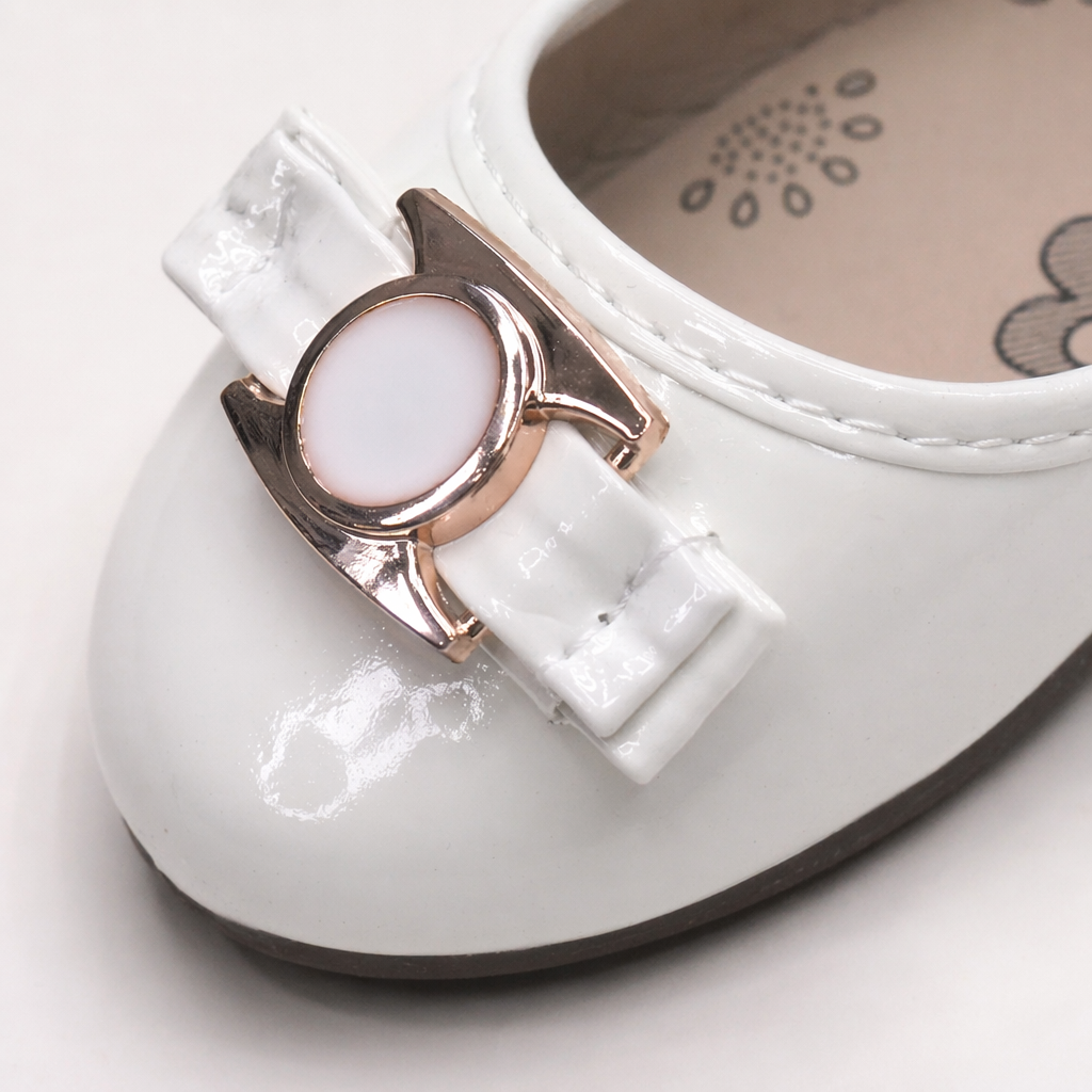 The Korean-style casual single shoes with white bow decoration are flat, comfortable and versatile Application Scenario
