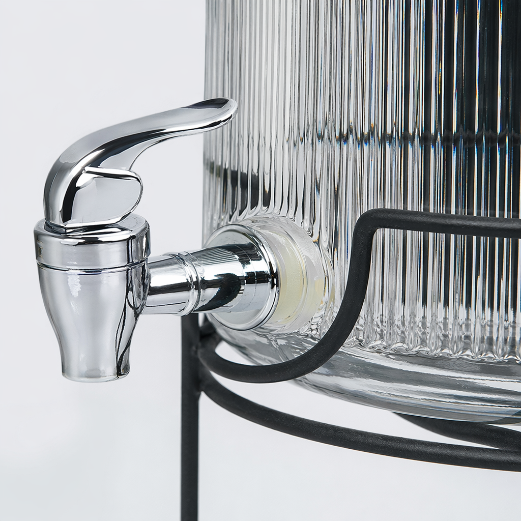 Household large-capacity cold drink water bottle with faucet, buffet juice bucket, glass beverage can, cold water bottle, cola bucket Application Scenario