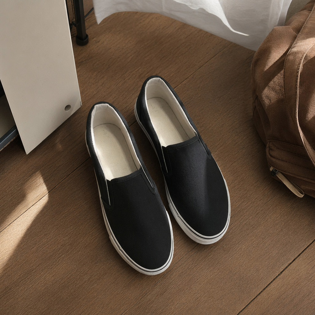 The classic black canvas shoes are low-top, simple and versatile for daily wear details Picture