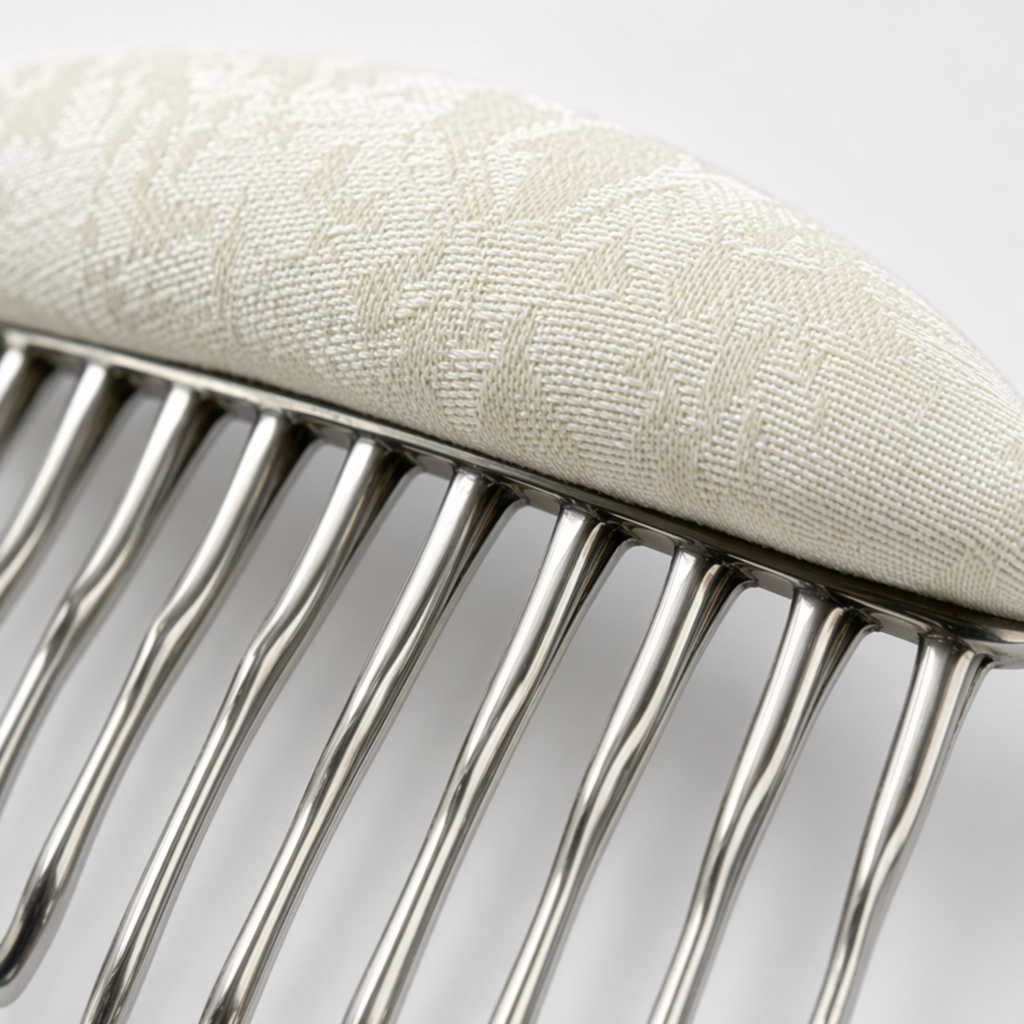 The three-color fabric hair comb is a soft massage comb that won't damage your hair. It's a portable comb for home use Application Scenario