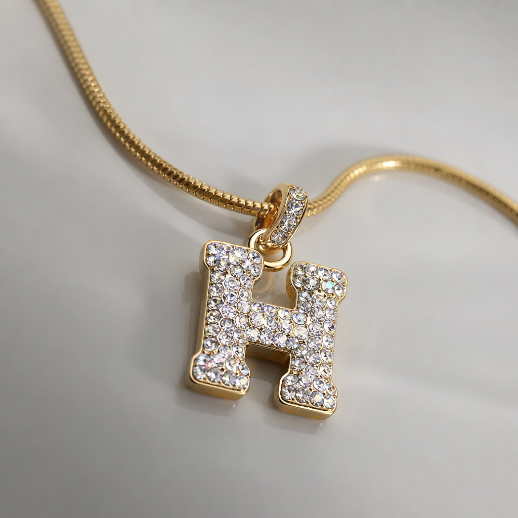 The golden letter H diamond necklace for women is exquisite, fashionable and versatile Application Scenario