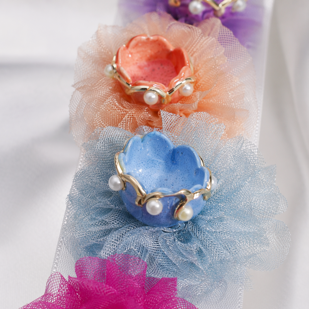 The colorful chiffon dress hair accessory for a girl's birthday party is light, fluffy, sweet and cute Application Scenario