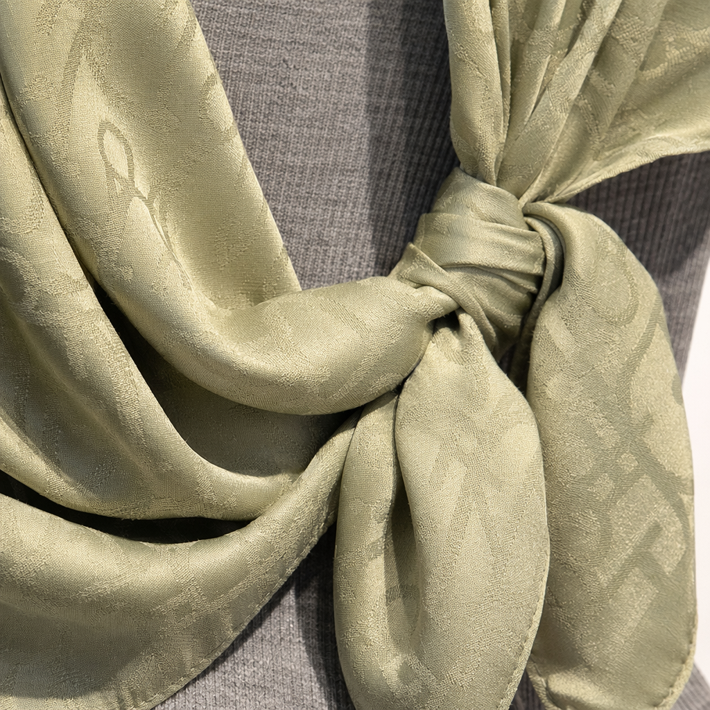 A light green printed silk scarf paired with a grey knitted sweater is a fashionable and versatile women's scarf Application Scenario