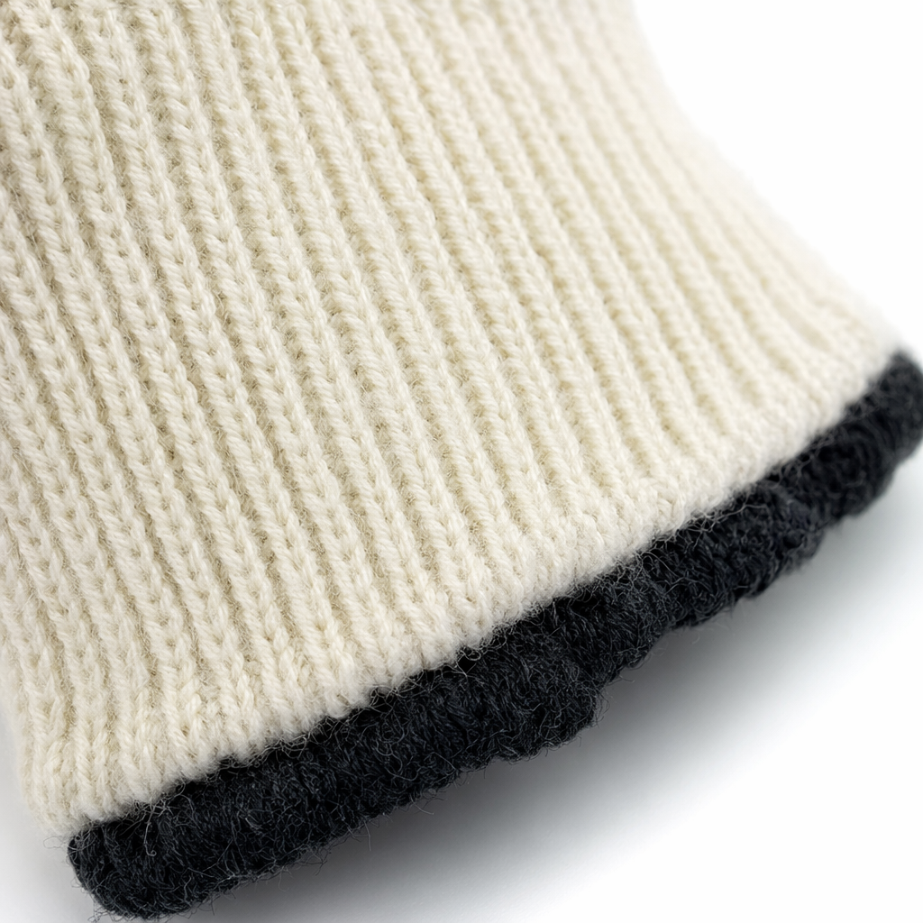 White knitted gloves for women, warm and anti-slip, fingertip touch screen autumn and winter style Application Scenario