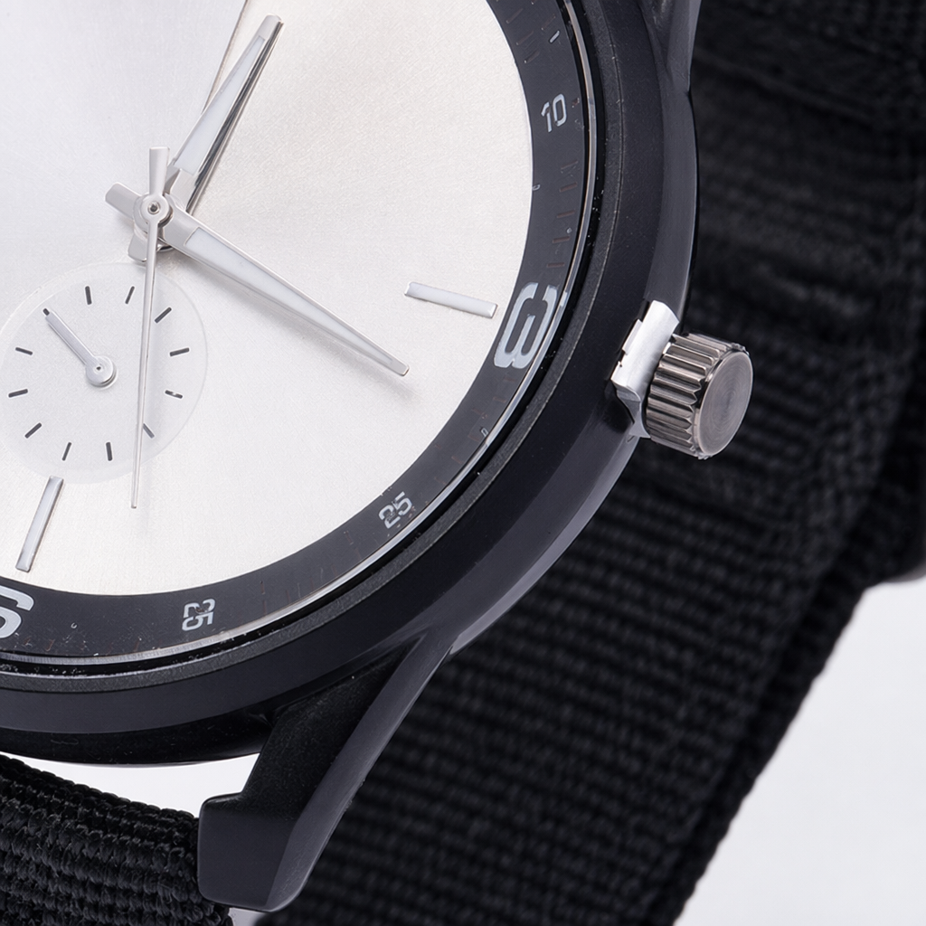 Black strap men's quartz watch, simple business casual, waterproof and luminous Application Scenario